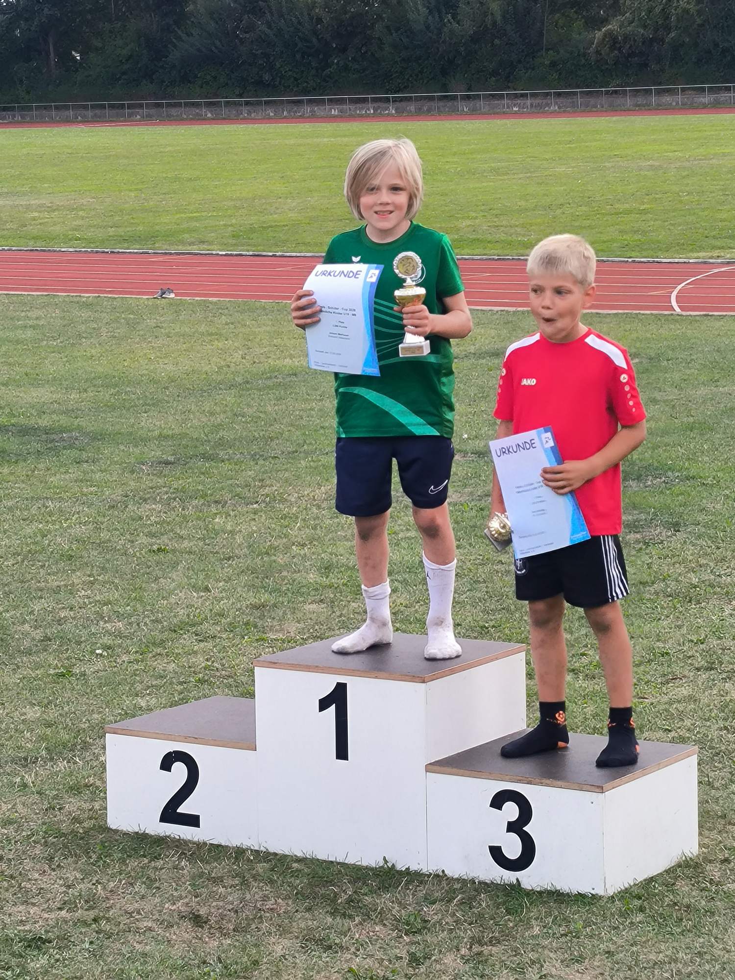 Johann Marhauer und Linus Märtin (nicht auf dem Foto) auf Platz 1 und 2 des Kreis-Schüler-Cups in der Altersklasse M8
